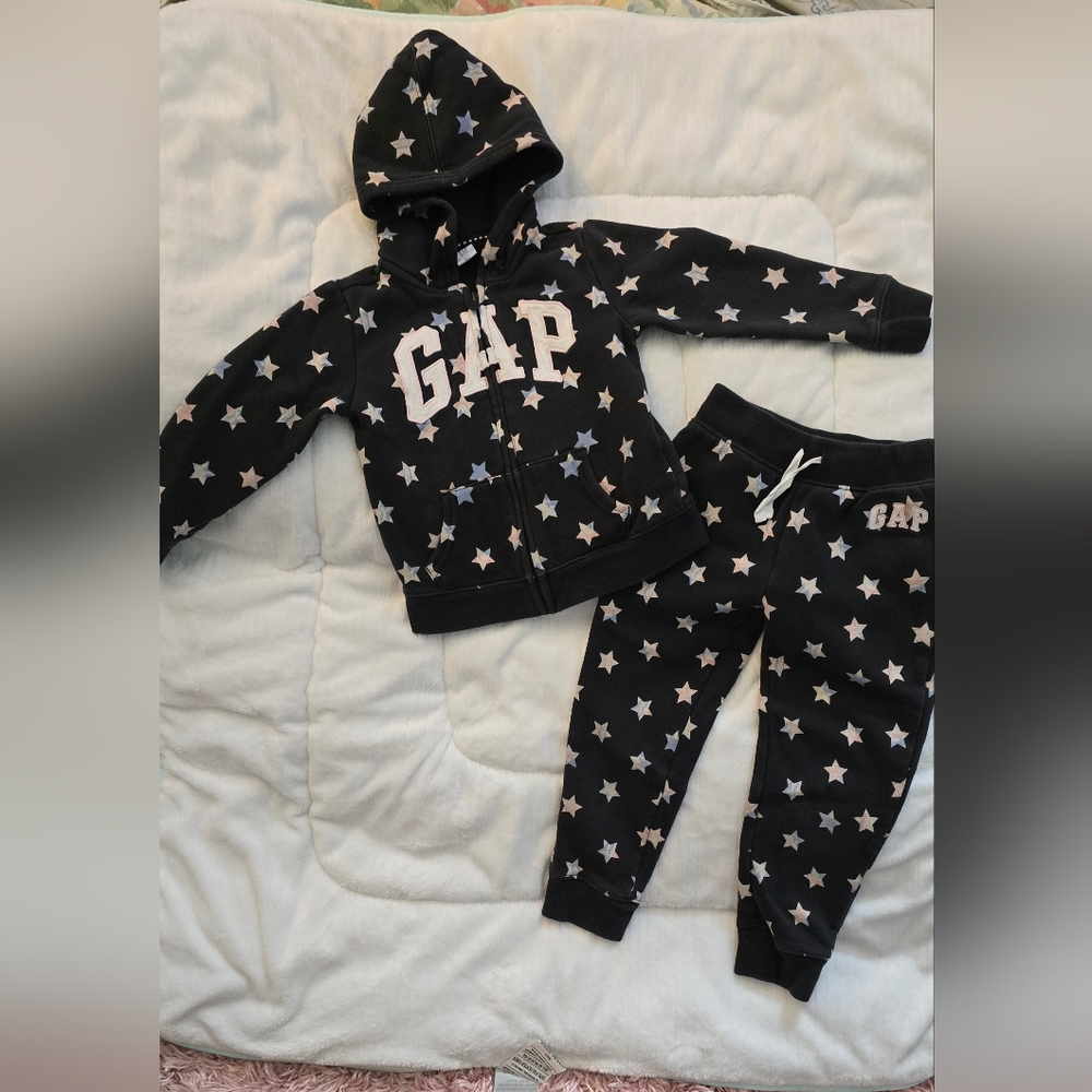 Gap kids sweatsuit, Size 5.